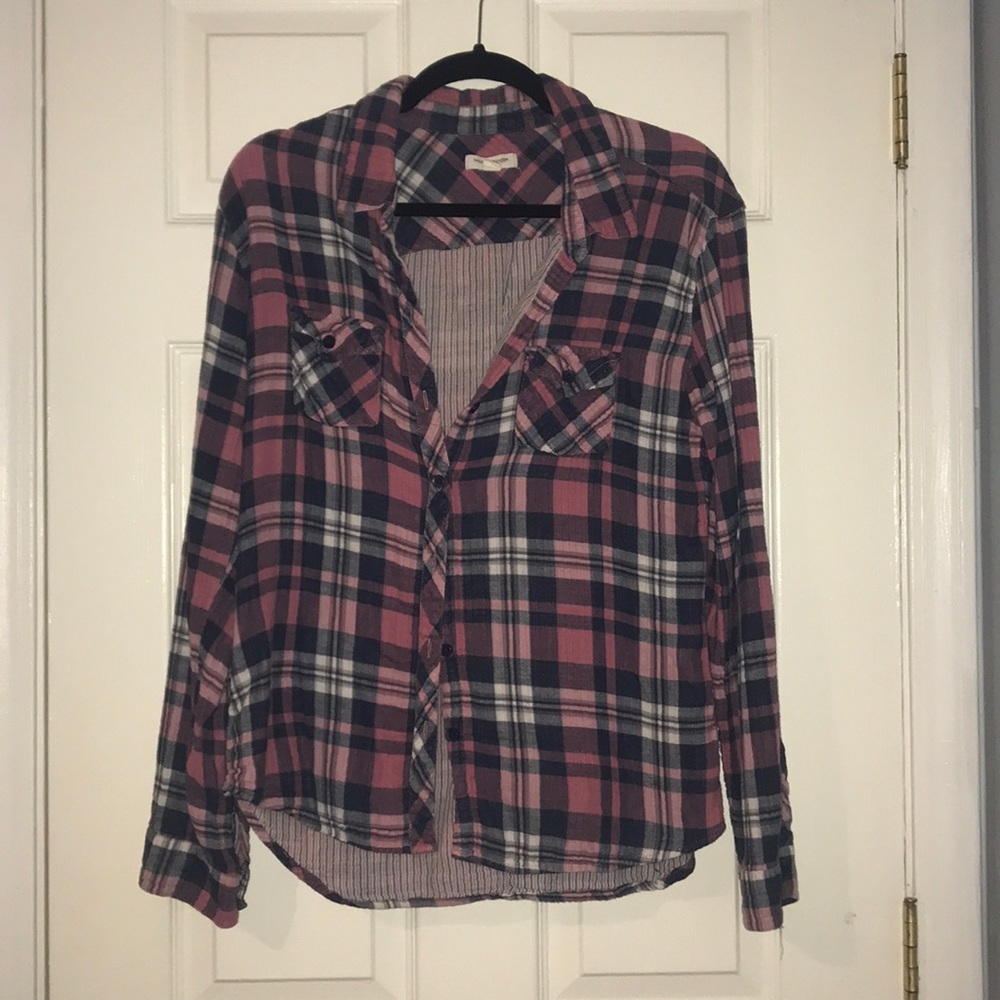 3/$30 Pink & navy plaid flannel top!
